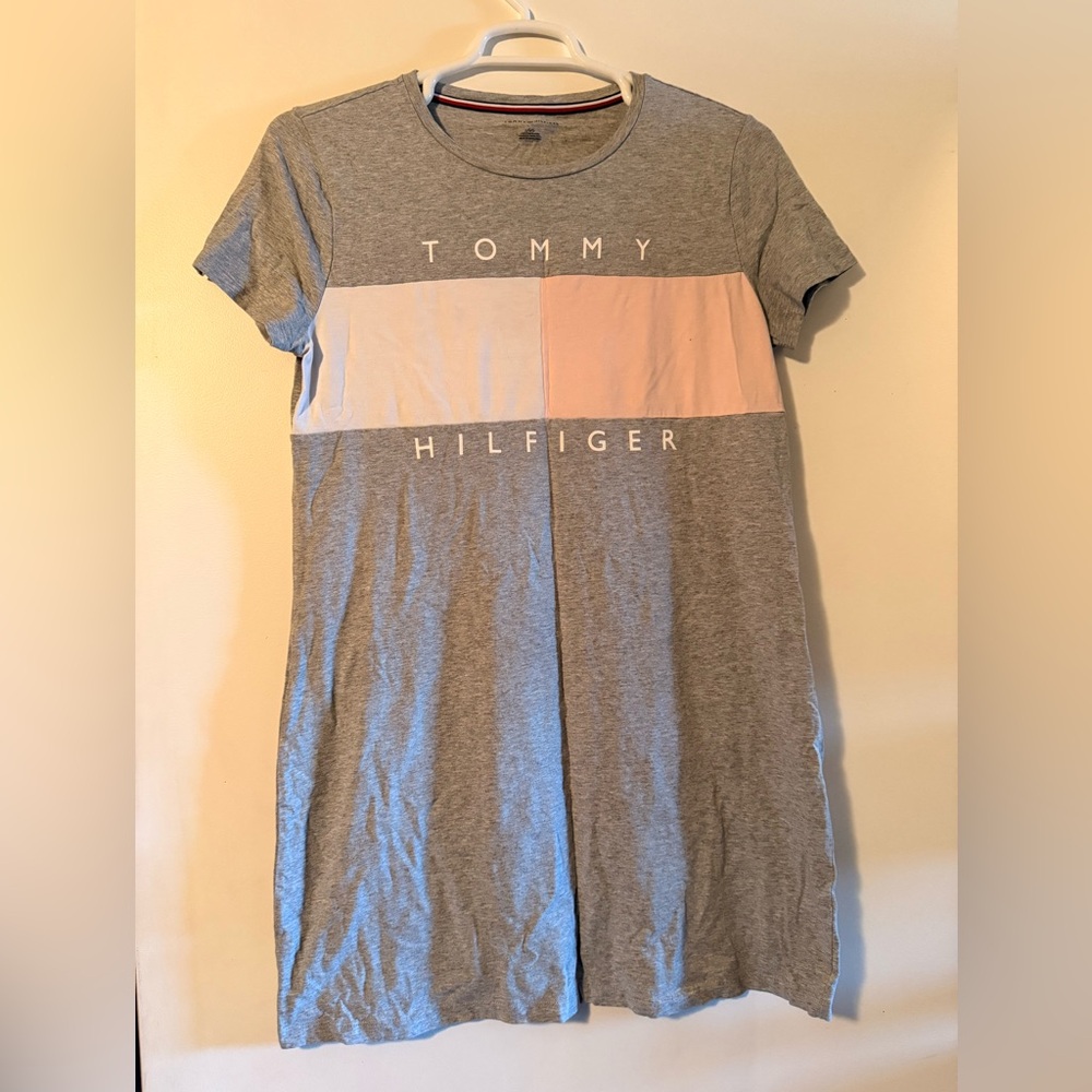 Tommy Hilfiger Gray T-Shirt with Red Accents